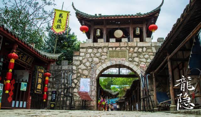 小区门口石狮子“出走”?物业:开发商搬走的 目前已归位